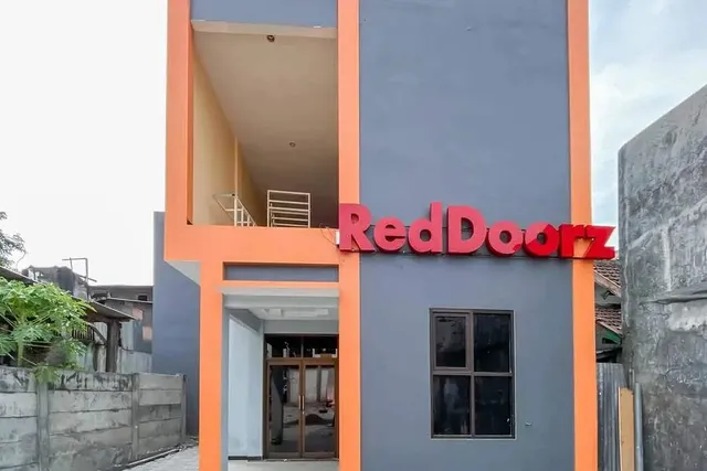 RedDoorz Syariah near T2 Juanda Airport 2