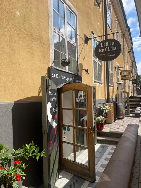 Itāļu kafija un uzkodas