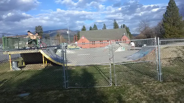 Priest River Skatepark-basketball-tennis-picnic-tables