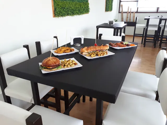 pug's wings & burguers