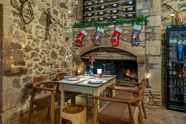 Arodamos Stone Grove