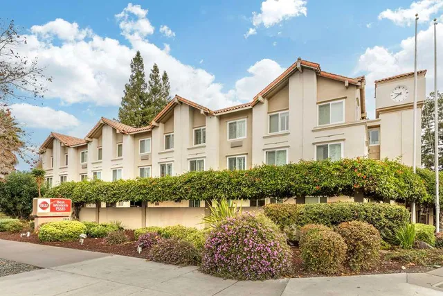 Best Western Plus Airport Plaza