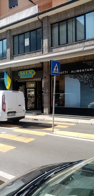 Mix Markt Bergamo -negozio prodotti alimentari rumeni, moldavi, polacchi, ucraini,serbi,georgiani,albanesi.