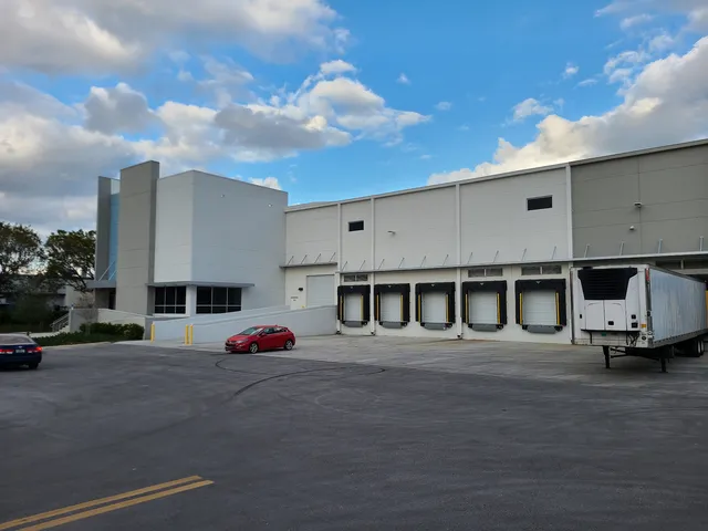 Crate & Barrel Warehouse