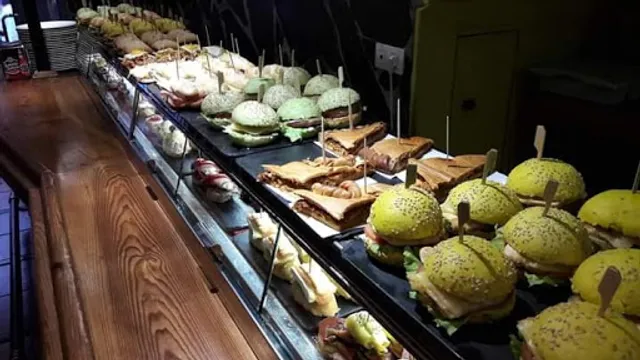 Antollos pinchos e viños