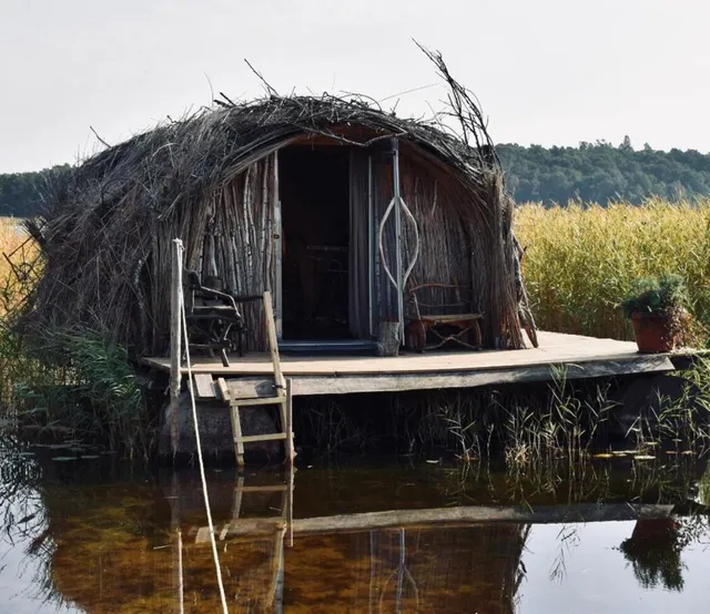 Viesu namiņš uz ūdens- Bebru māja (Beaver house)