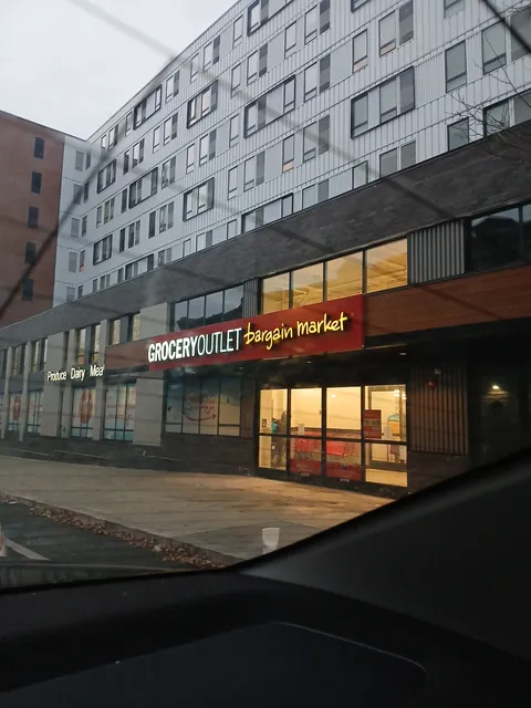 Grocery Outlet bargain market