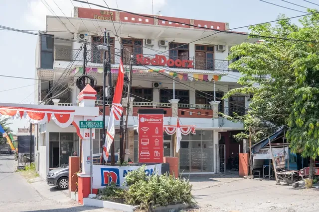 RedDoorz Plus @ Gunungsari Surabaya