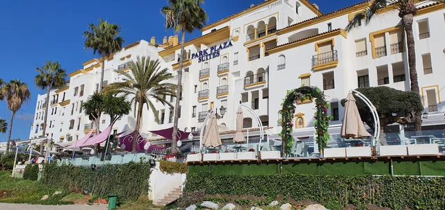 Park Plaza Suites Apartments