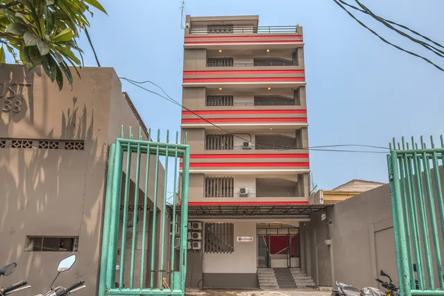 RedDoorz near Binus Anggrek 2