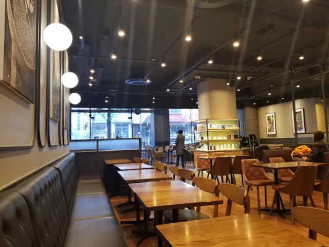 The Coffee Bean & Tea Leaf Seolleung Station Exit 3