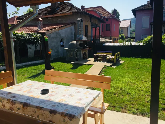 Къща за гости "Family"