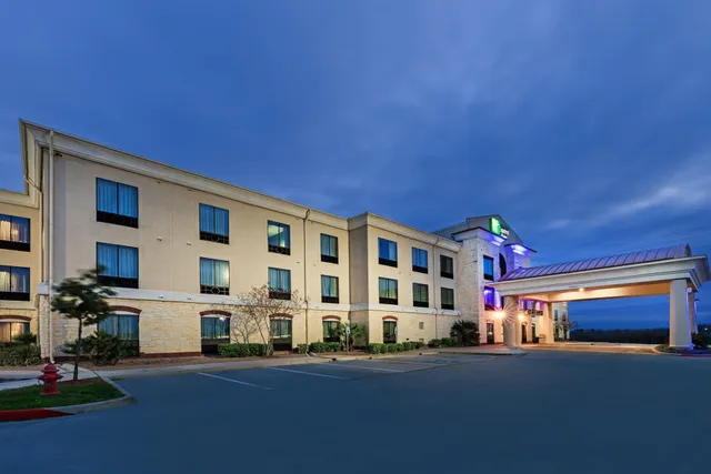 Holiday Inn Express & Suites Floresville by IHG