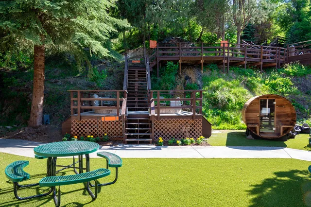 Box Canyon Lodge & Hot Springs