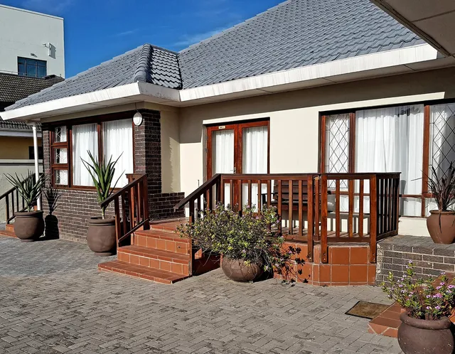 Pollok Beach Guest Lodge