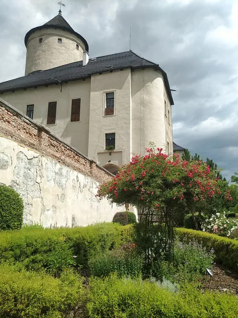 Maringotka Slaměnka u menhirového kruhu - U Slaměnky