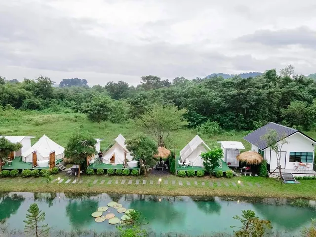 ฉวีแกลมปิ้งแอนด์​รีสอร์ท​ Chawee​ Glamping​ &​ Resort​