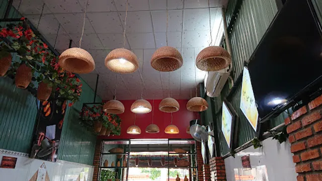 Mì Quảng & Cao Lầu Má Tâm