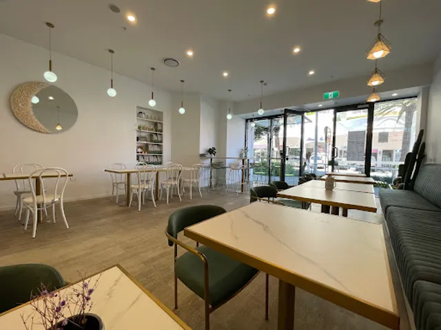 Moli Patisserie & Cafe