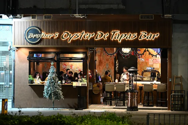 Brother 5 Oyster De Tapas Bar