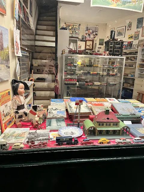 Curiosités et Jouets Anciens