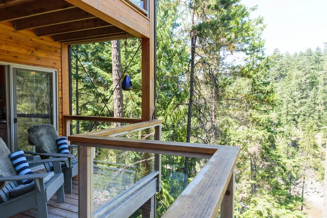 Secret Cove Treehouse Cottage and Suites