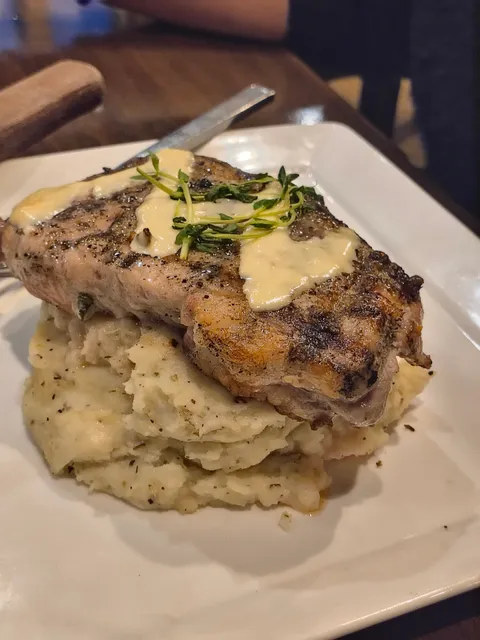 Downstreet Bar & Grill