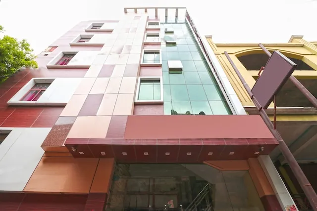 OYO Hotel Rk Inn Near Sahara Ganj Mall