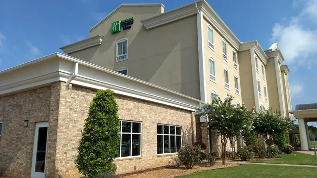 Holiday Inn Express & Suites Denison North-Lake Texoma