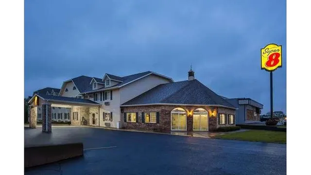 Super 8 by Wyndham Reedsburg