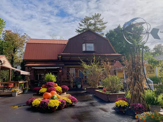 Iris Garden Downtown Cottages & Suites