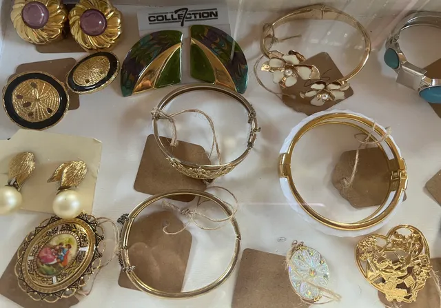 Hibiscus Belle Vintage Shop