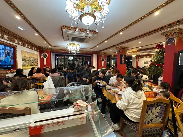 ༄༅། ནོར་གླིང་གསོལ་མགྲོན་ཁང་། RESTAURANT JOYAUX DU TIBET
