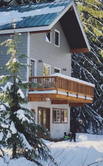 Cozy Creekside Cabin