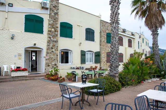 Hotel Restaurant Lucciola tel 01844236