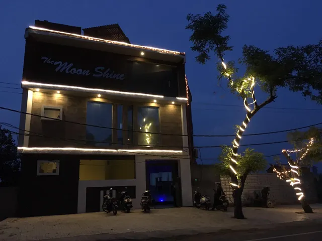 The Moonshine Hotel & Swimming Pool