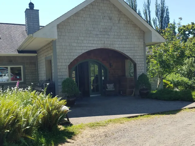 Lucky Mud Disc Golf & Woodland Cottage