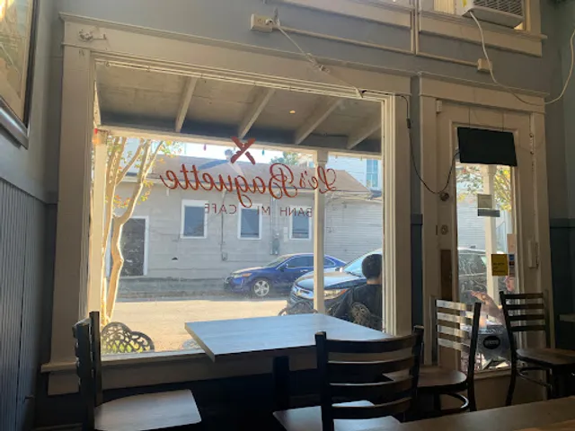 Le's Baguette Banh Mi Cafe