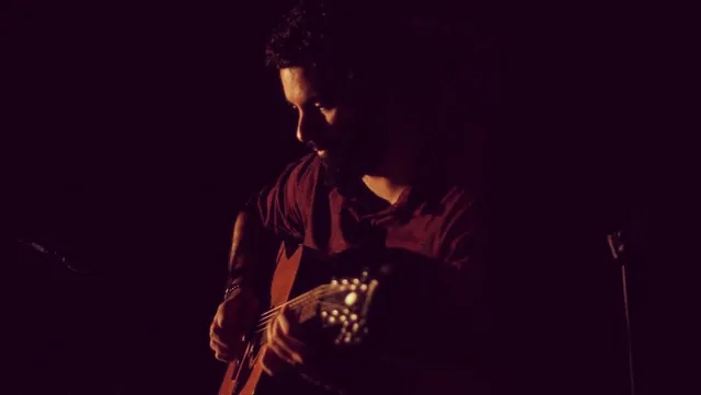 Aulas de Guitarra e Violão - Prof. Gustavo Moraes