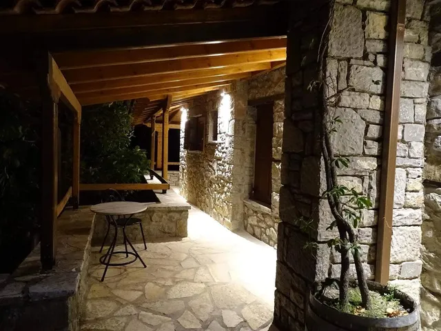 Tihio Patriko - Τείχιο Πατρικό Πέτρινη κατοικία