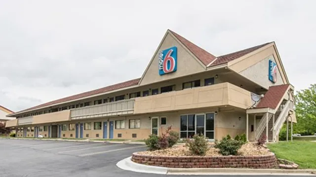 Motel 6 Overland Park, KS