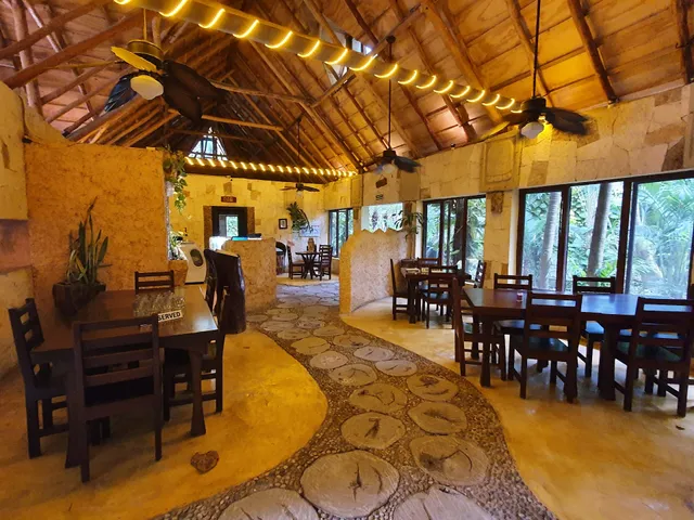 Oscar & Lalo Restaurant, Bar & Grill