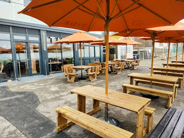 Tide Beach Bar & Cafe