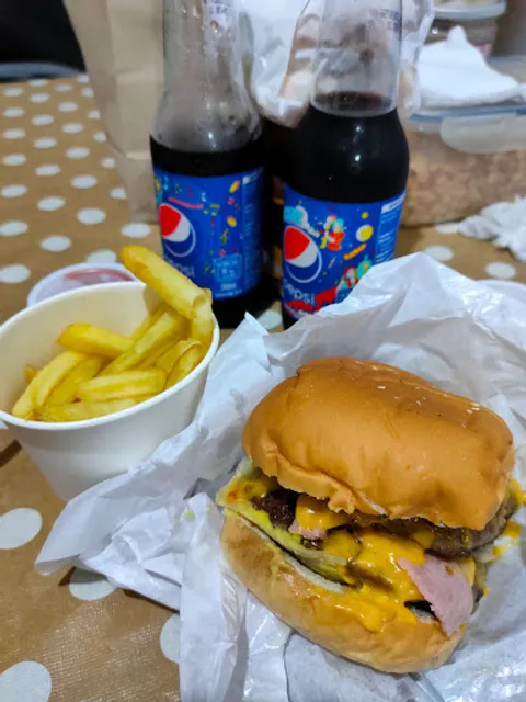 EAT SLEEP BURGER CASIMIRO