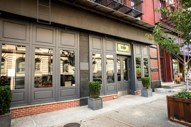 La Compagnie, Centre Street