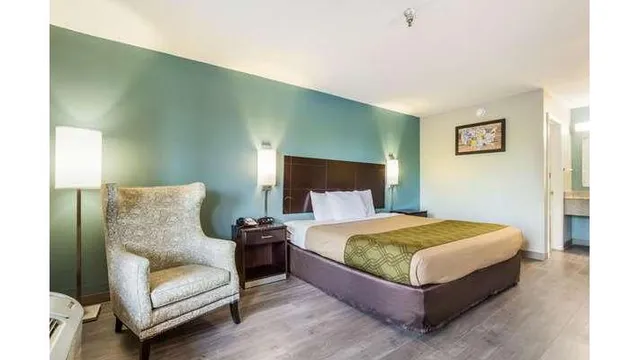 Econo Lodge Inn & Suites I-65