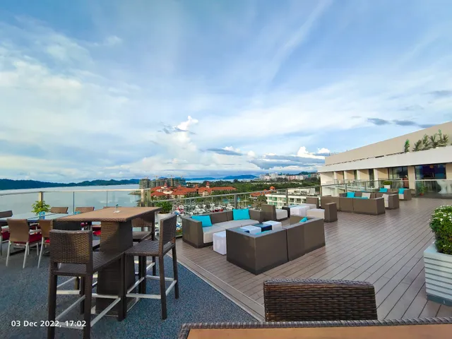 Horizons Sky Bar & Cigar Lounge