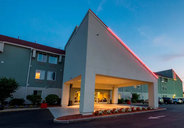 Red Roof PLUS+ Boston - Logan