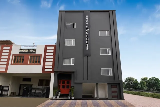 Townhouse The Awadh Airport Near Chaudhary Charan Singh International Airport