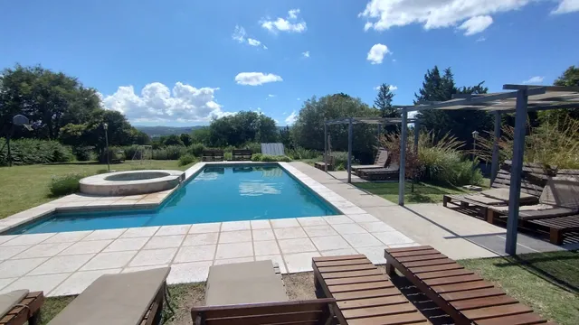 El algarrobo escondido